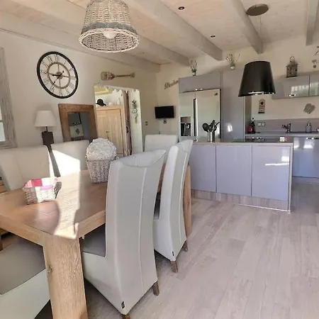 Дом отдыха Maison Avec Piscine Et *